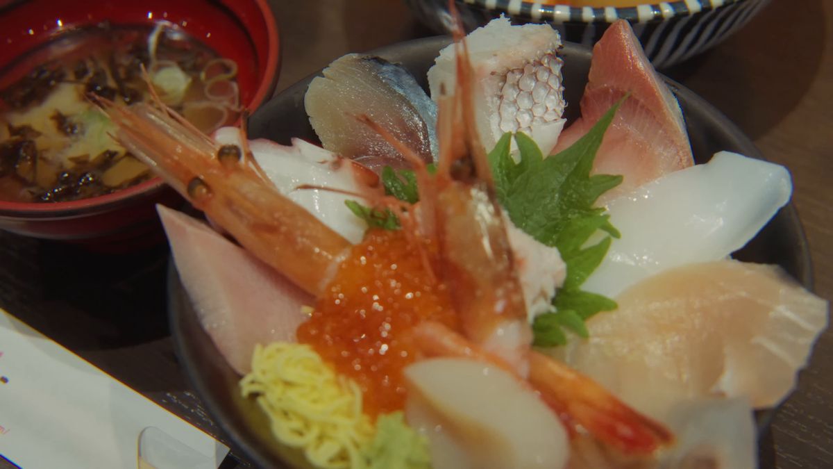 甘えびやいくら、白身がのった海鮮丼と味噌汁