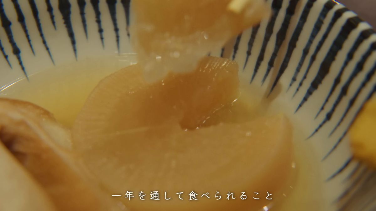 箸で持ち上げた大根