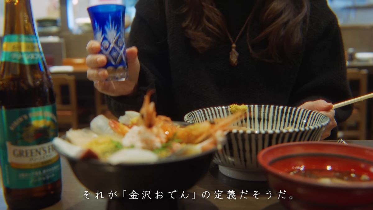 ノンアルコールビールの瓶と青い切子のグラス