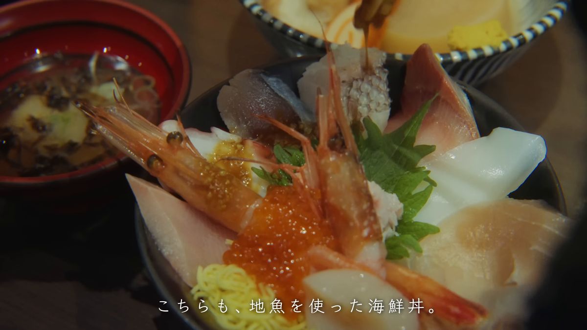 海鮮丼に醤油をかける