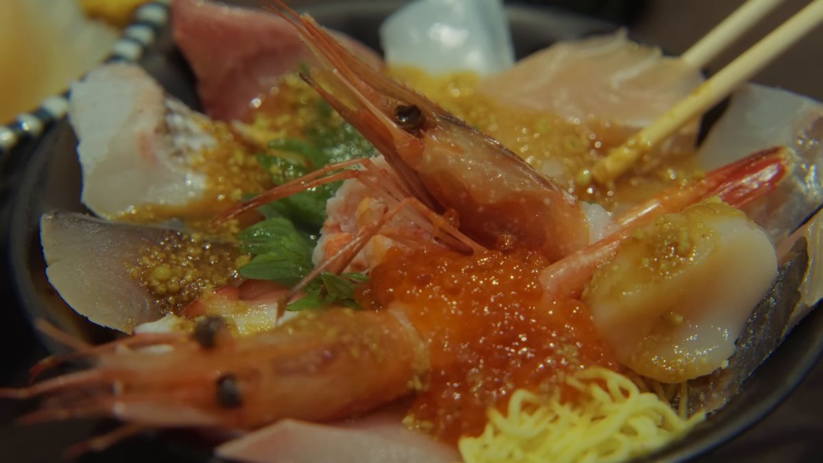 醤油のかかった海鮮丼
