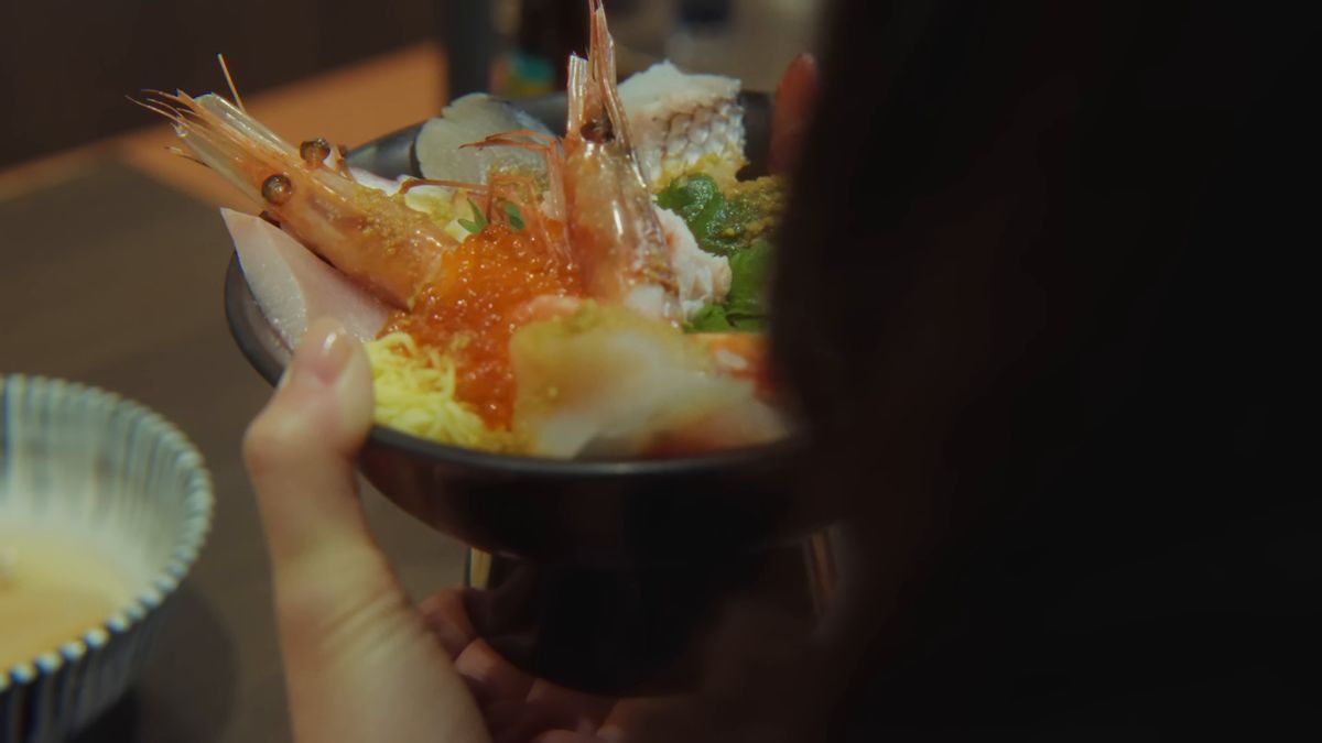 手に持った海鮮丼