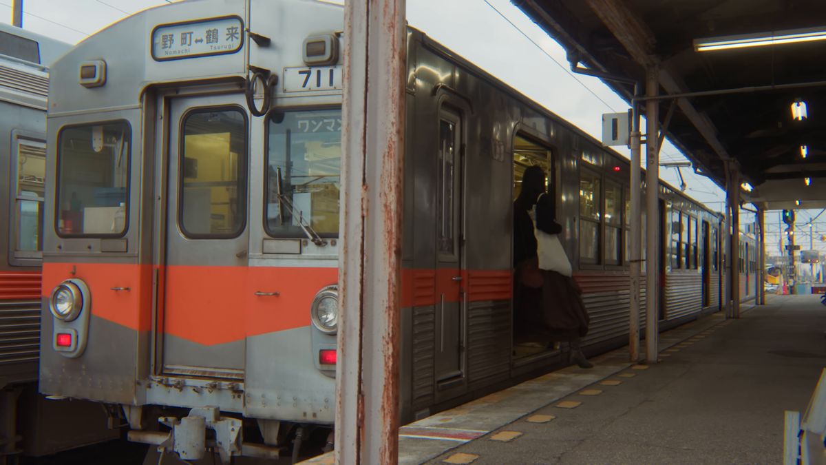 「野町⇔鶴来」の電車から、ホームに降り立つ