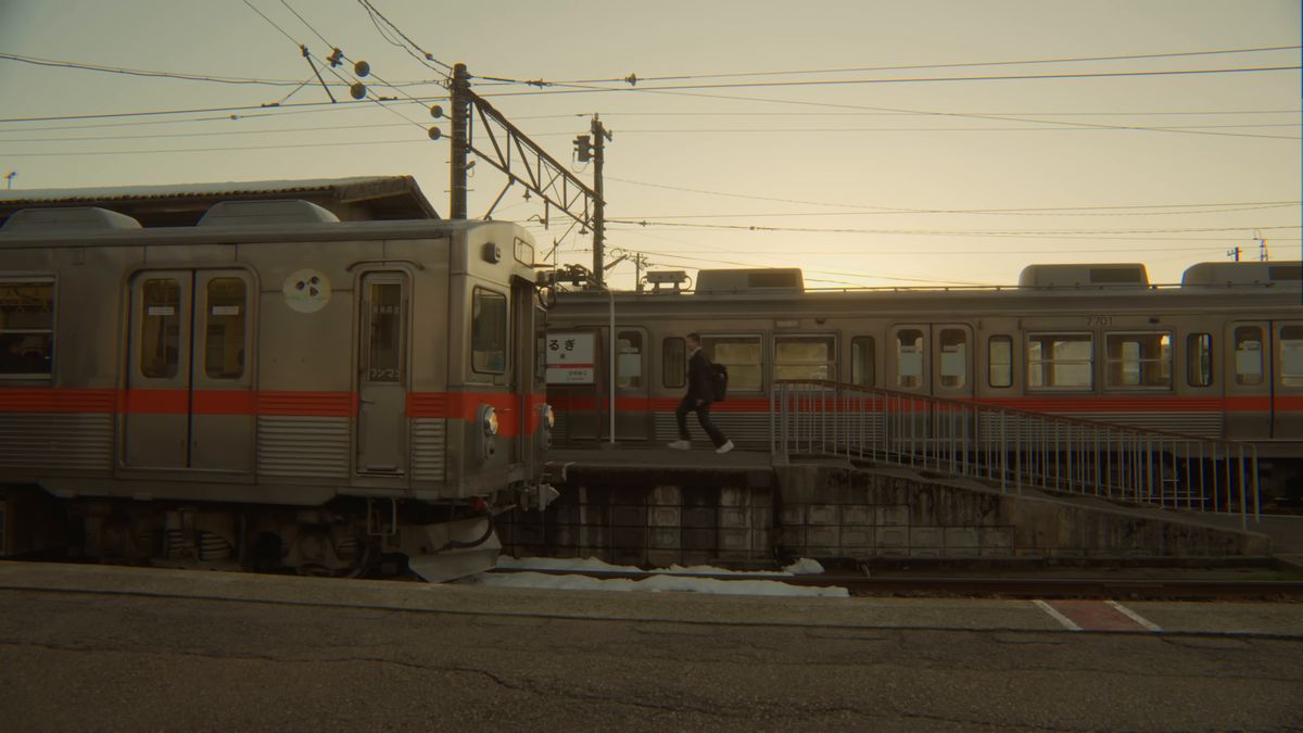 夕暮れの鶴来駅に停まる電車