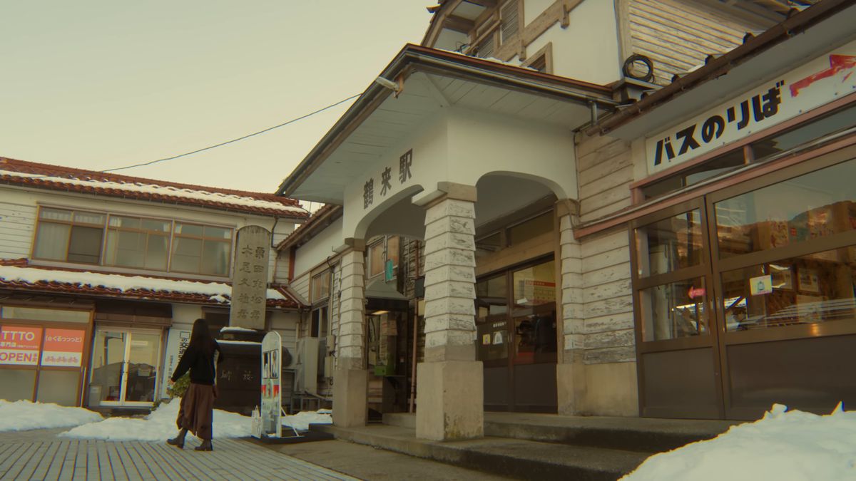「バスのりば」の看板が出た鶴来駅の前を歩く