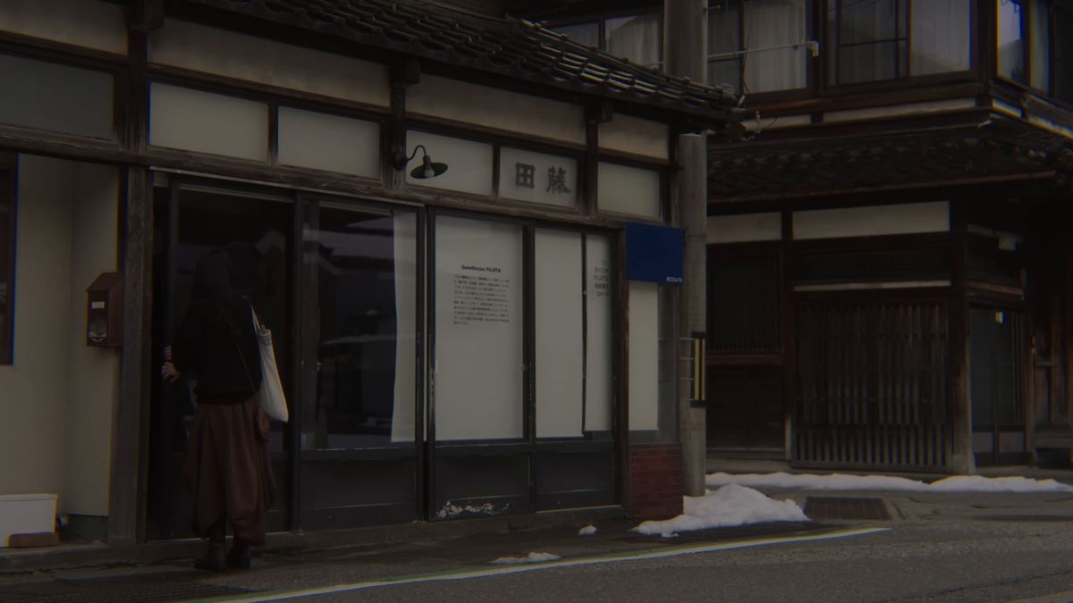 町家の入口に入る後ろ姿