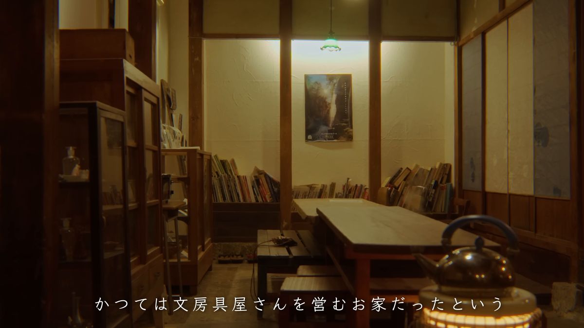 本棚と座卓のある部屋に灯る明かり