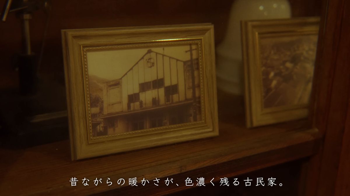額に入った古い建物の白黒写真