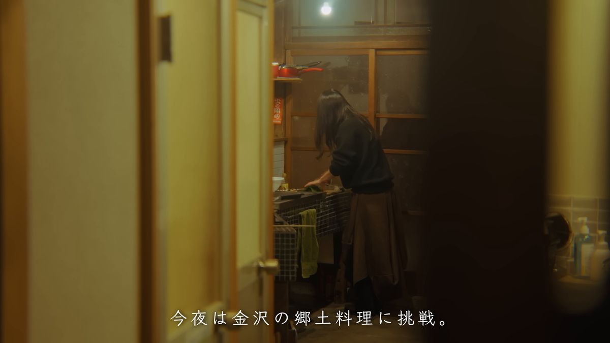 奥の台所で支度をする後ろ姿