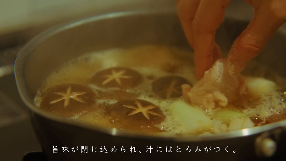粉をまぶした鶏肉を鍋に入れる