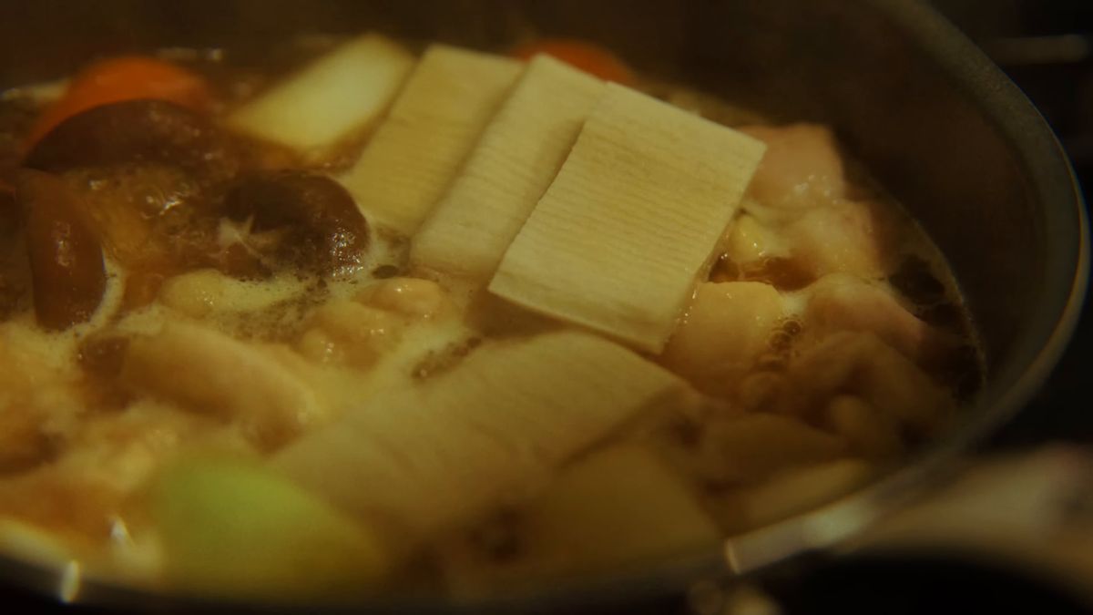 すだれ麩と鶏肉が煮える鍋