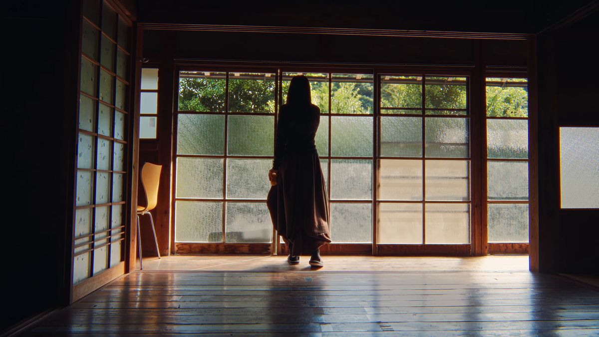戸口から庭をのぞく後ろ姿