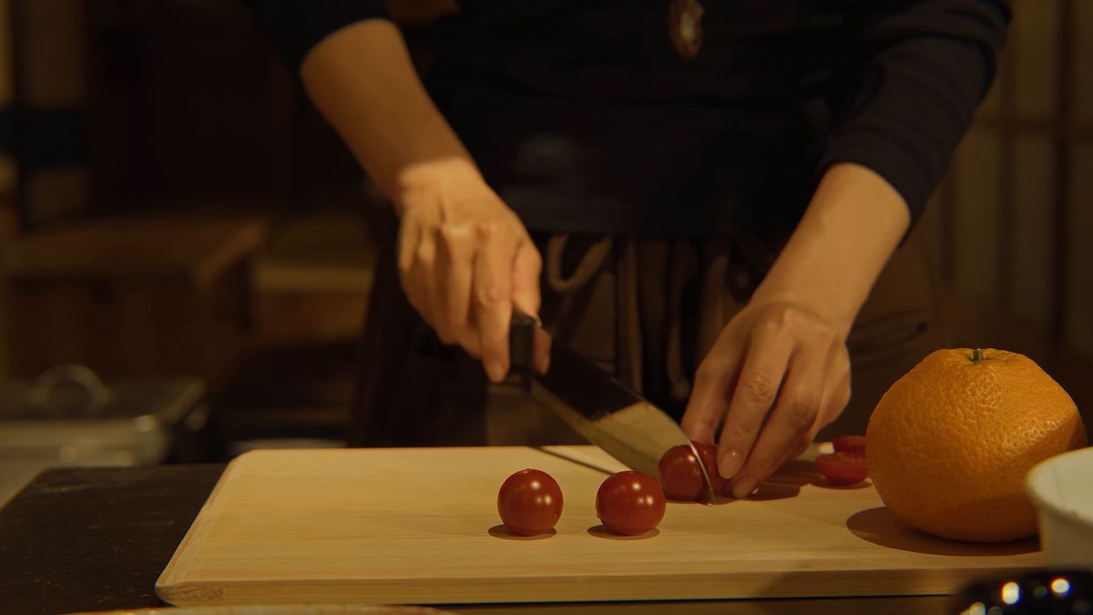 ミニトマトを半分に切る
