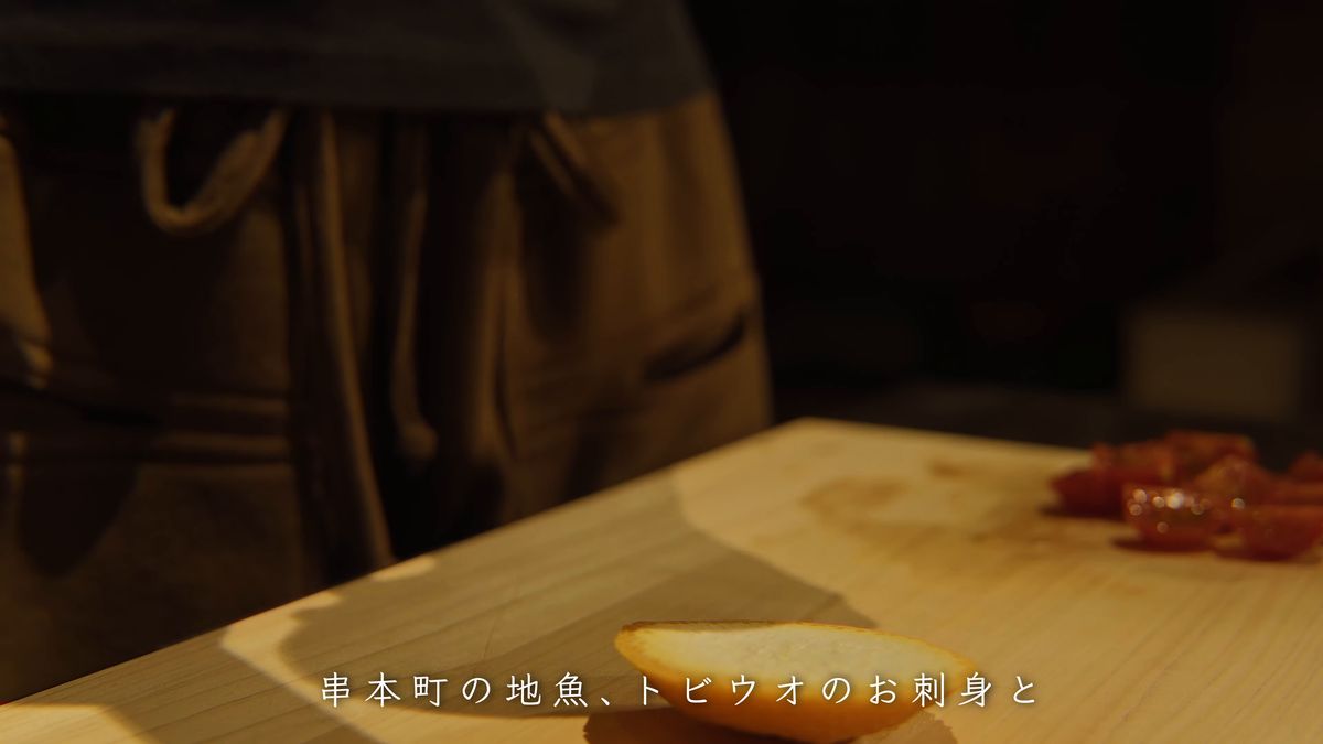 切ったトマトと柑橘を置いたまな板