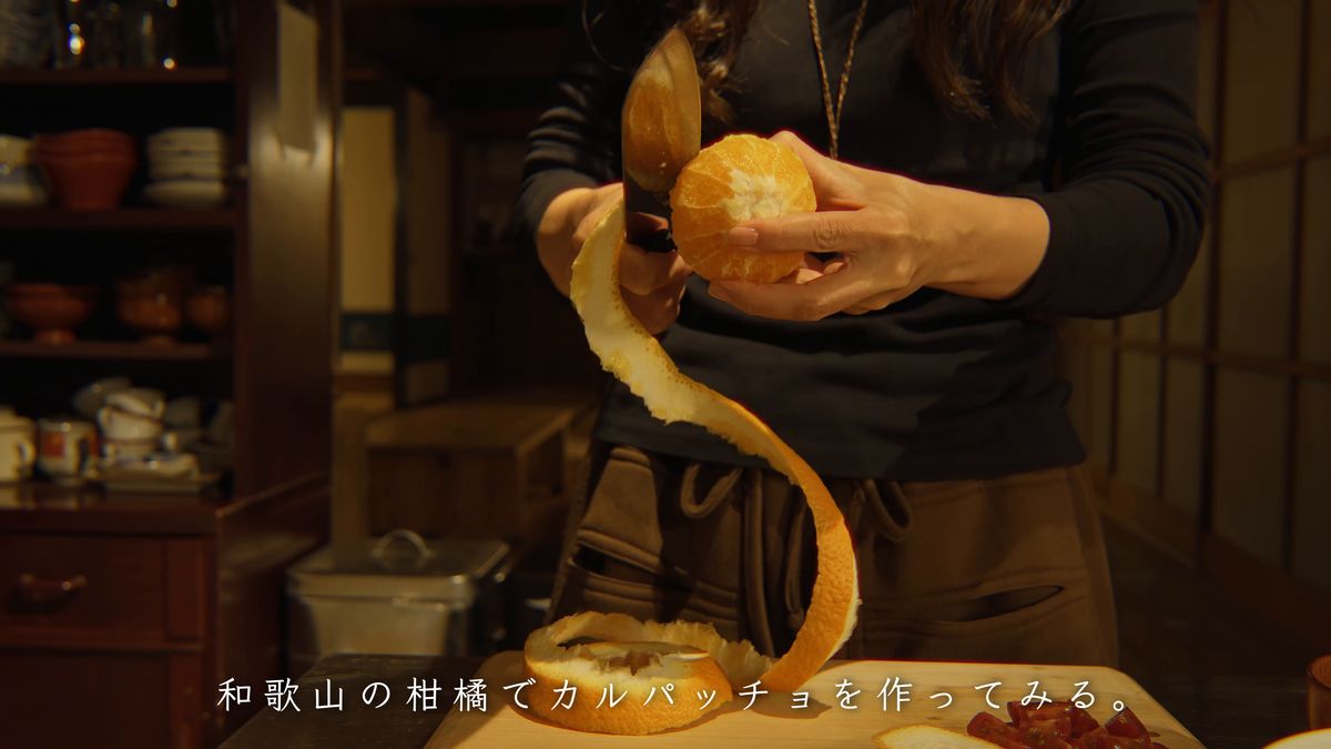 台所で柑橘の皮をらせんにむく
