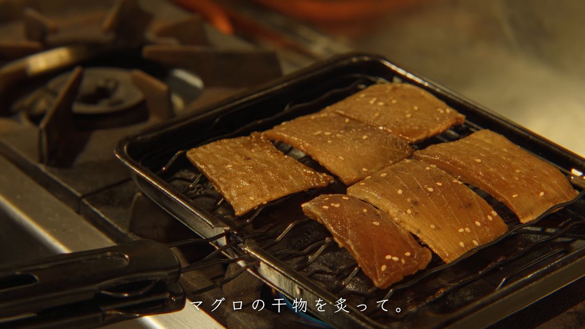 焼き網にのせたマグロの干物