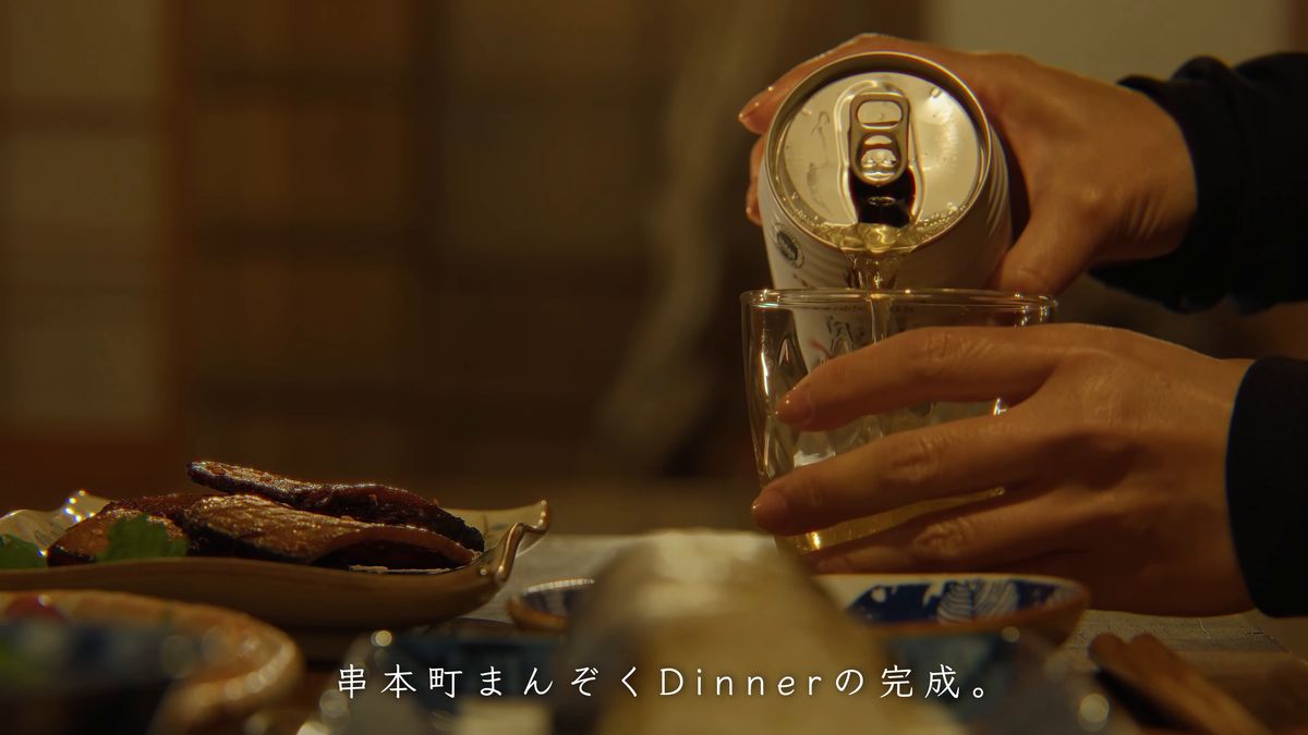 缶からグラスに注ぐ手元