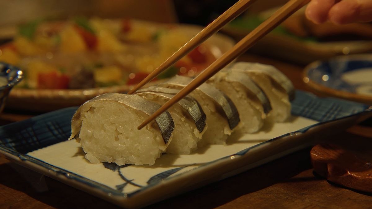 箸でつまむさんま寿司