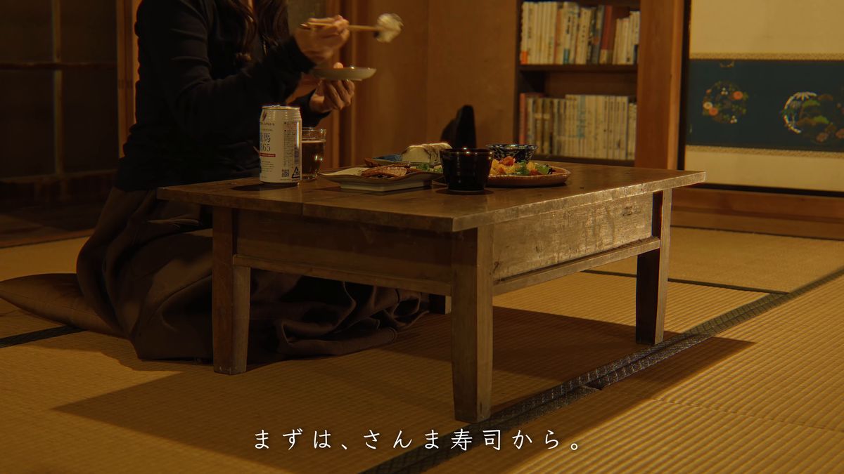 本棚の前のちゃぶ台で夕食をとる