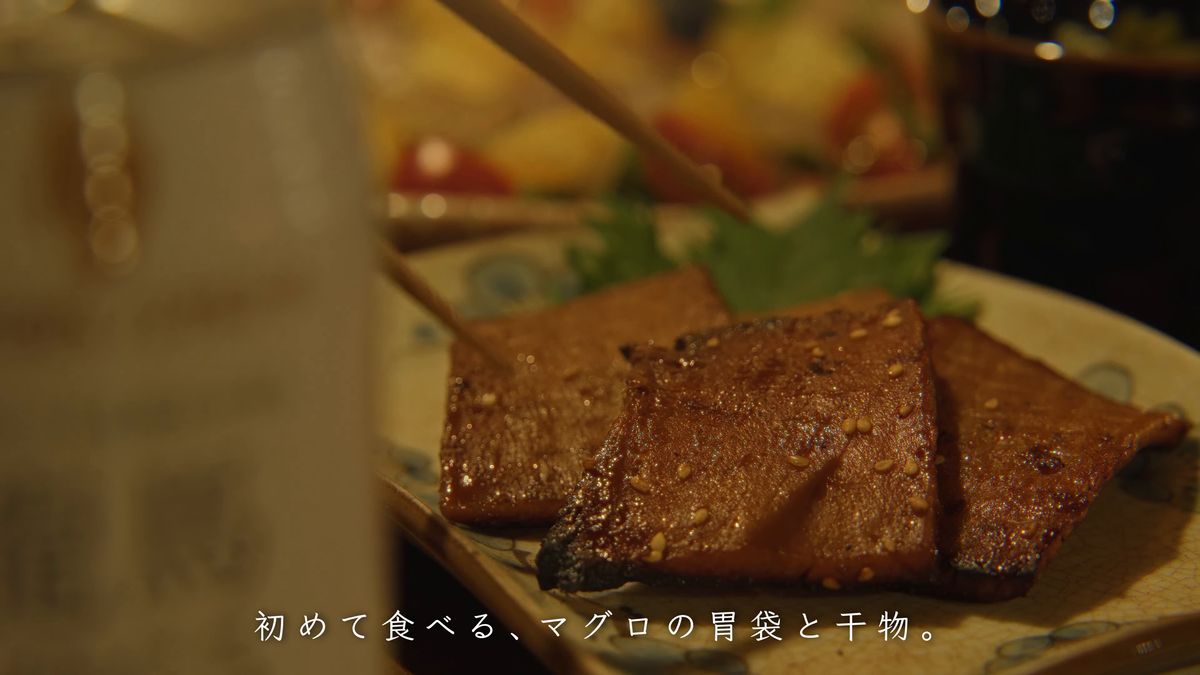 皿に盛った炙りたての干物