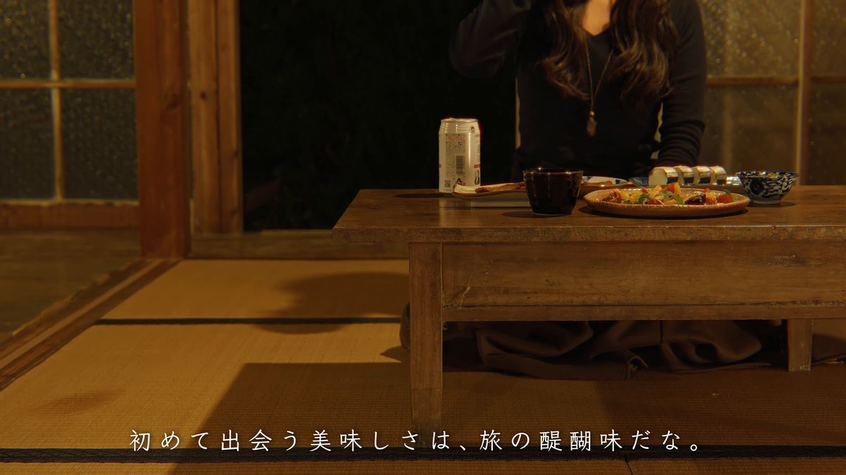 料理の並ぶちゃぶ台の前に座る