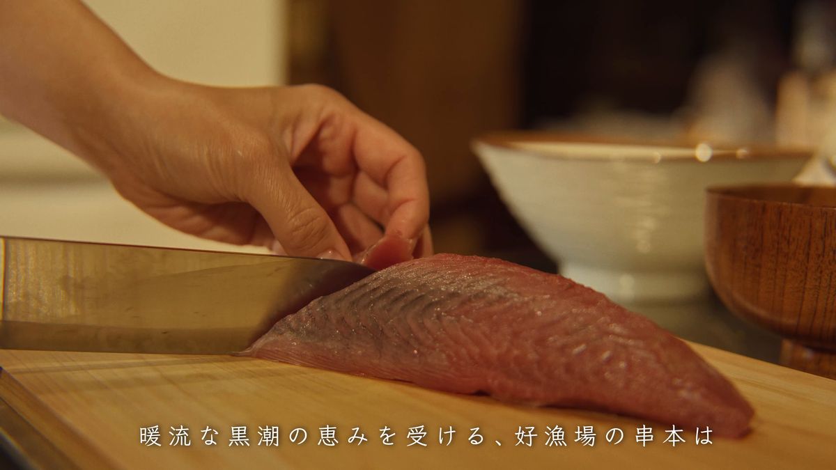 鰹のさくを包丁で切り分ける手元