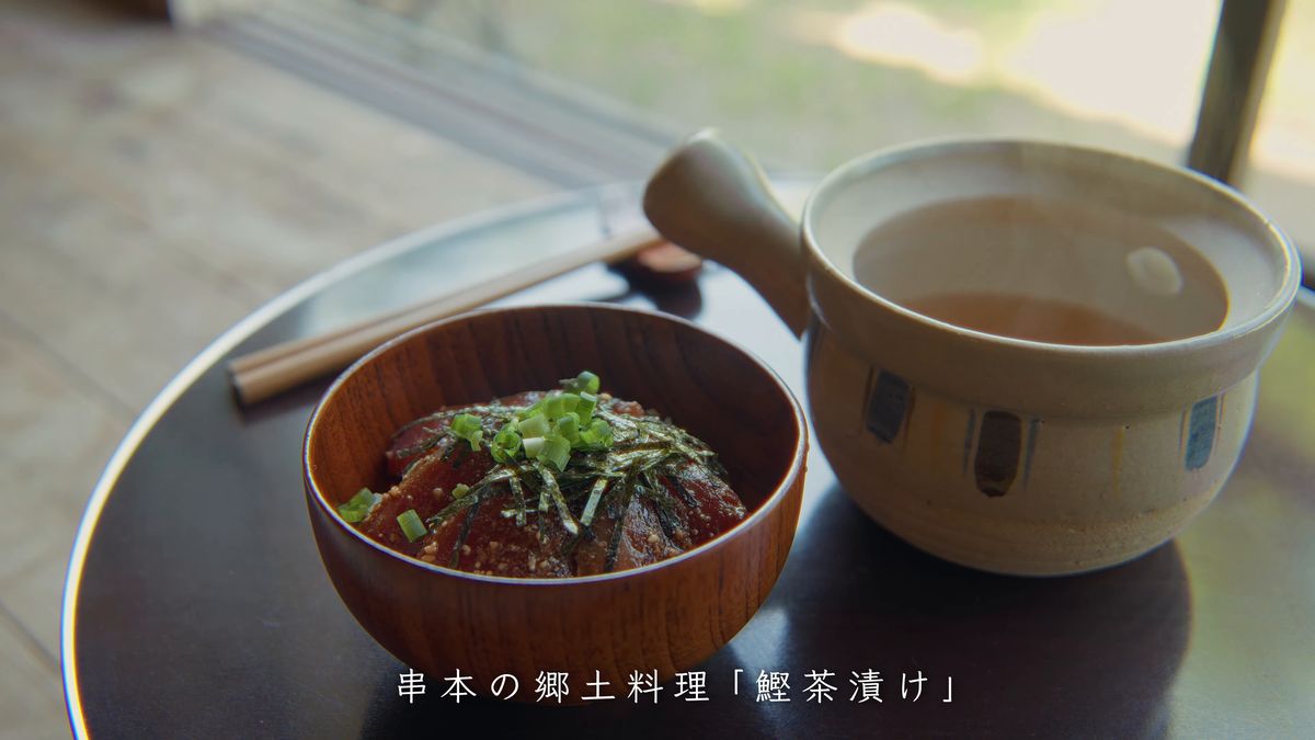 木の椀の鰹茶漬けと、だし汁の土瓶