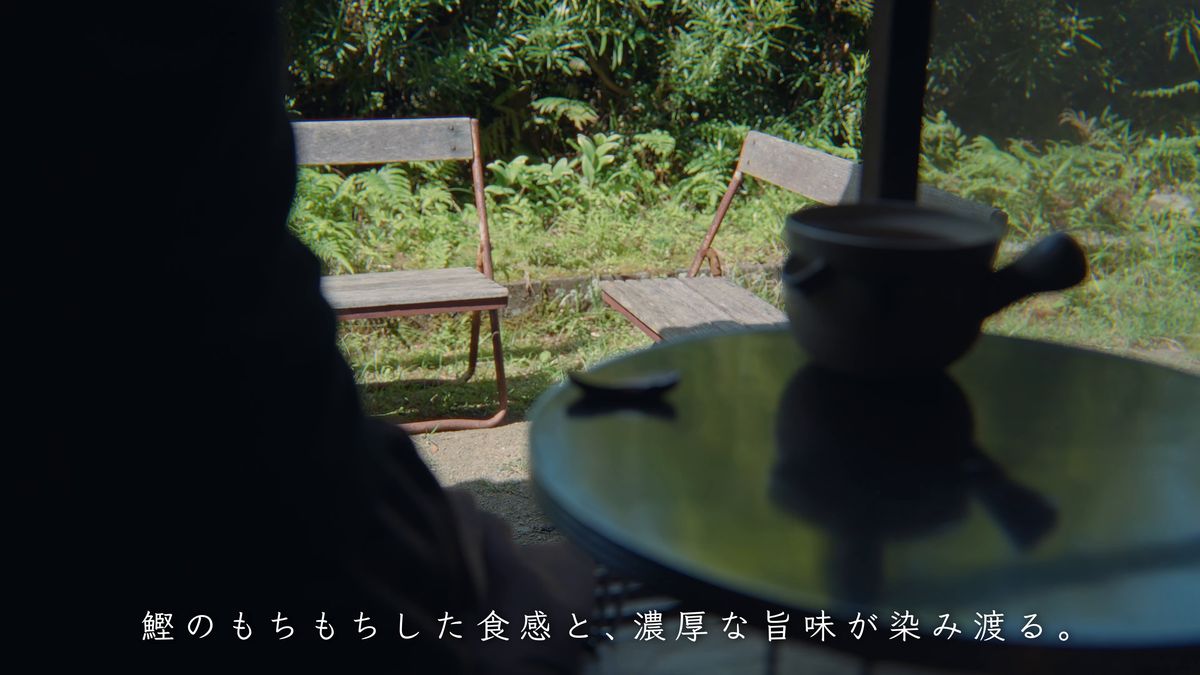 卓上の土瓶と、庭に置かれた木の椅子