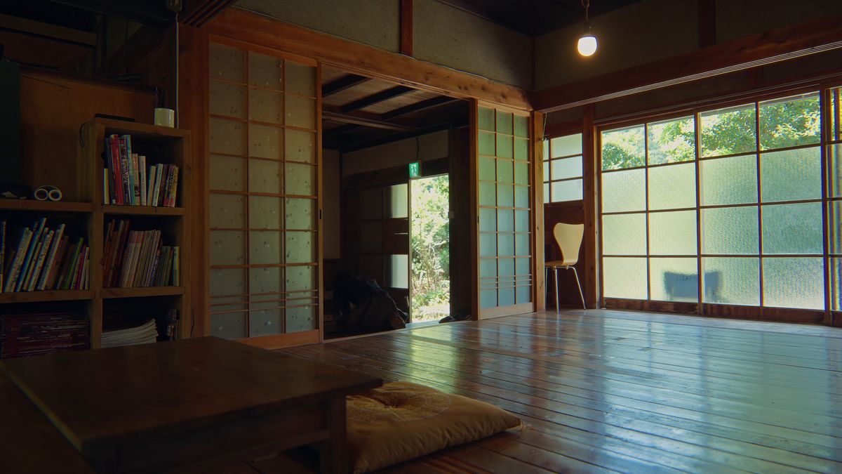 本棚と低い机のある板の間