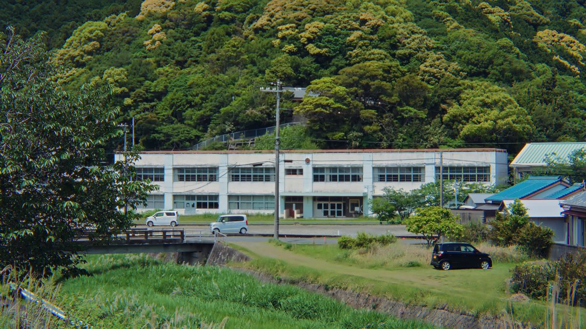 川の向こうに立つ白い建物