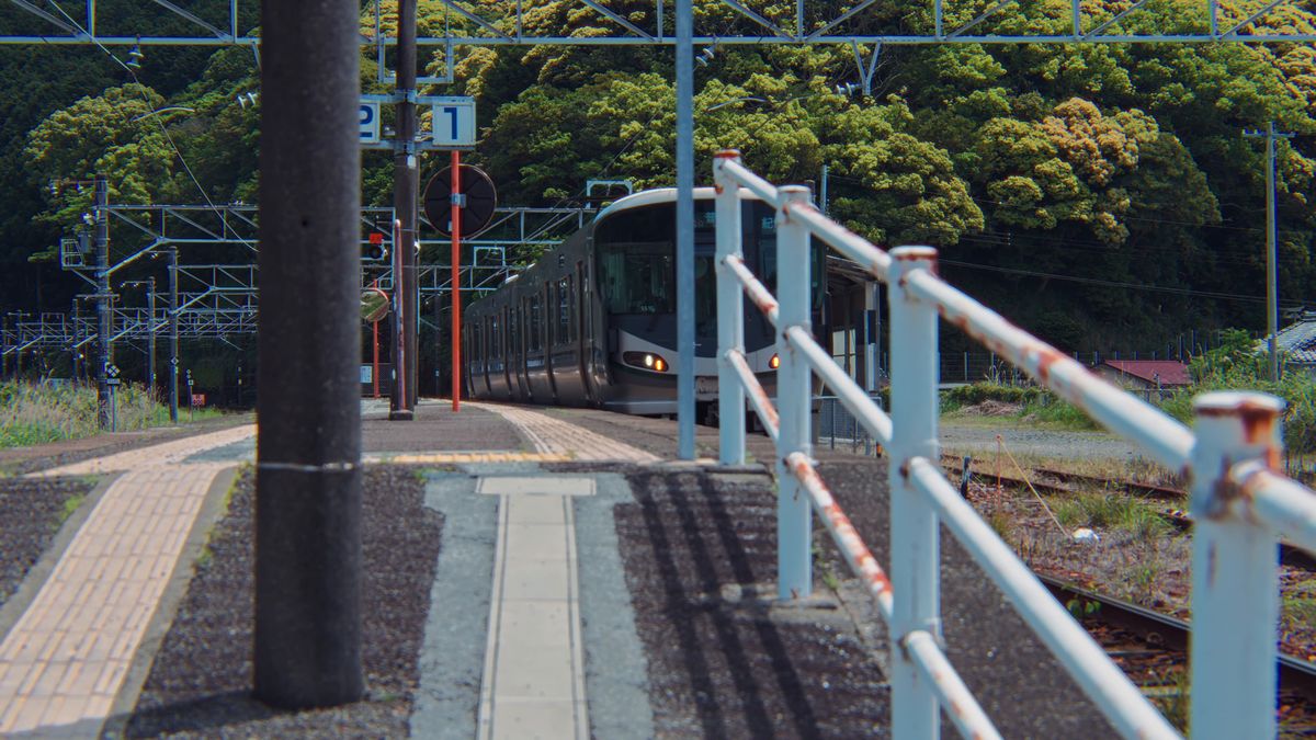 田並駅のホームに入ってくる列車