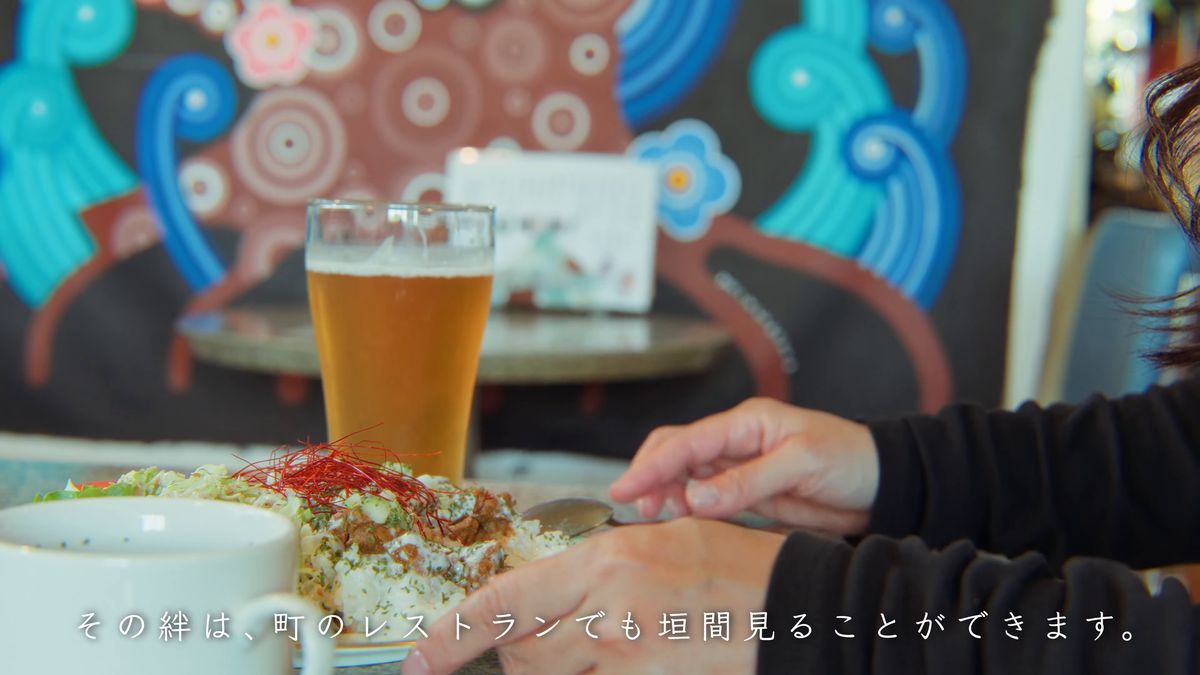 トルコ風の布を背にしたテーブルのケバブライスとビール