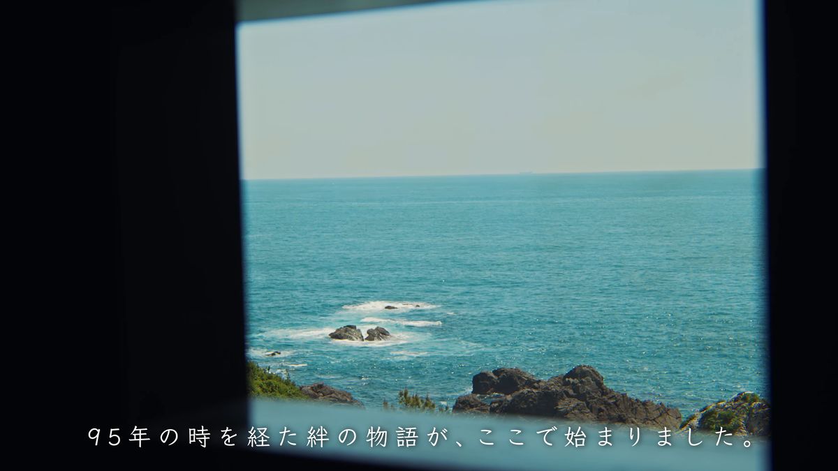 窓の向こうの岩礁に白い波が立つ海