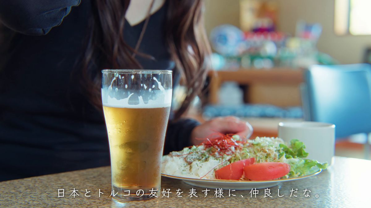 ケバブライスとビールの並ぶ店のテーブル