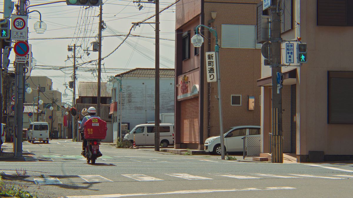 「新町通り」の看板がある町の通り