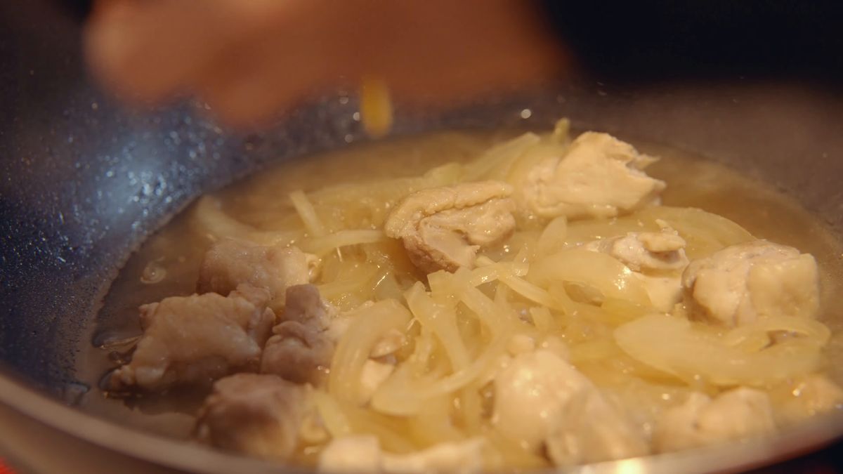 鍋の中で煮える鶏肉と玉ねぎ