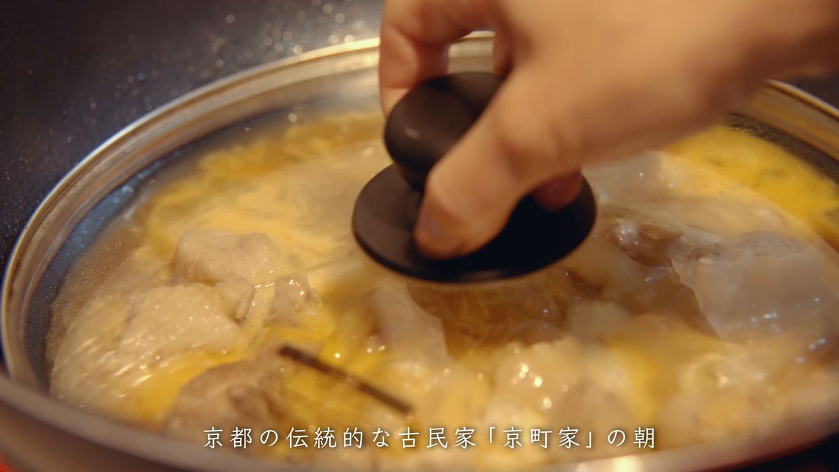 鍋の蓋を取る手元