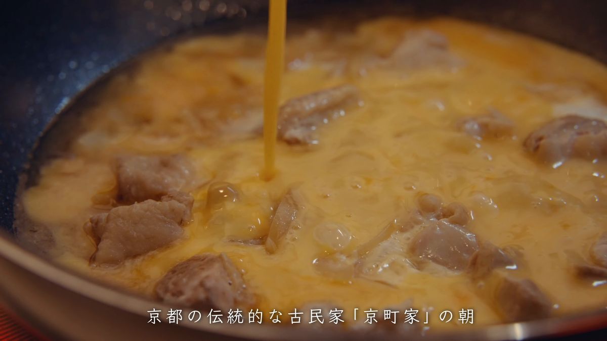 とろりとした卵がかかった鶏肉と玉ねぎ