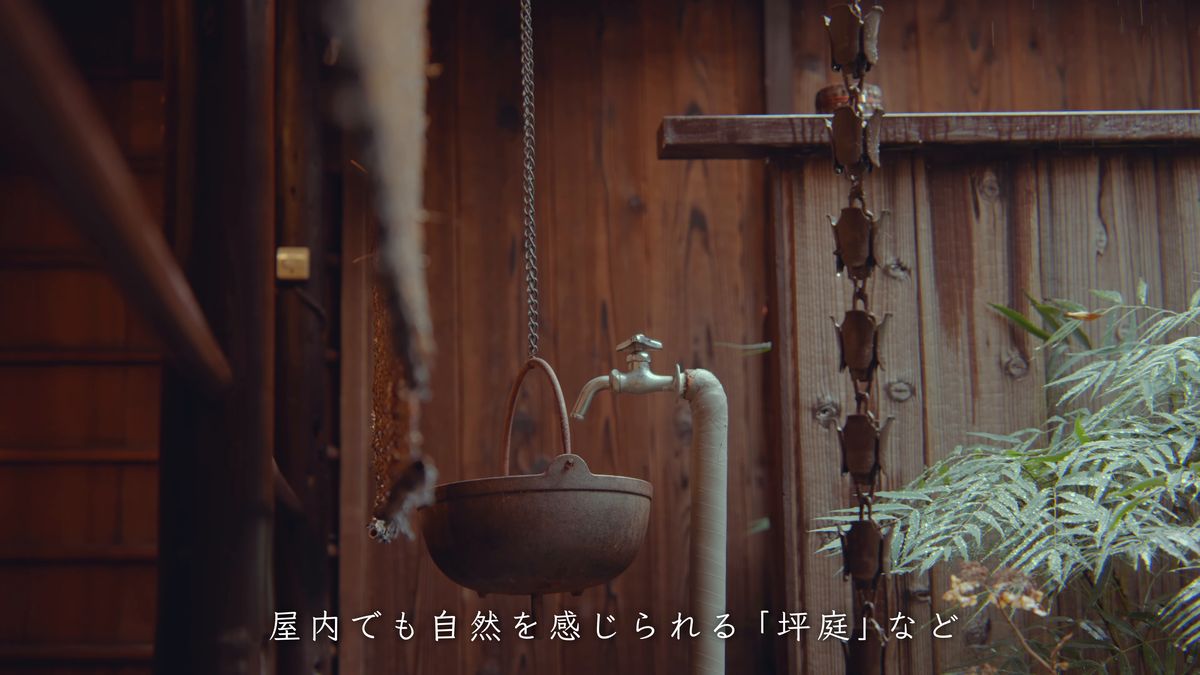 鎖樋の下に鉄の釜を置いた坪庭と竹