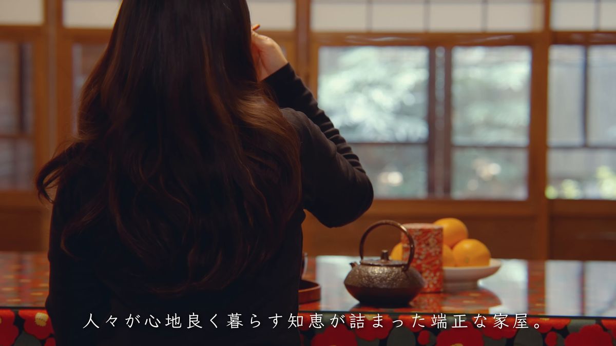 障子の窓辺で食事をする後ろ姿