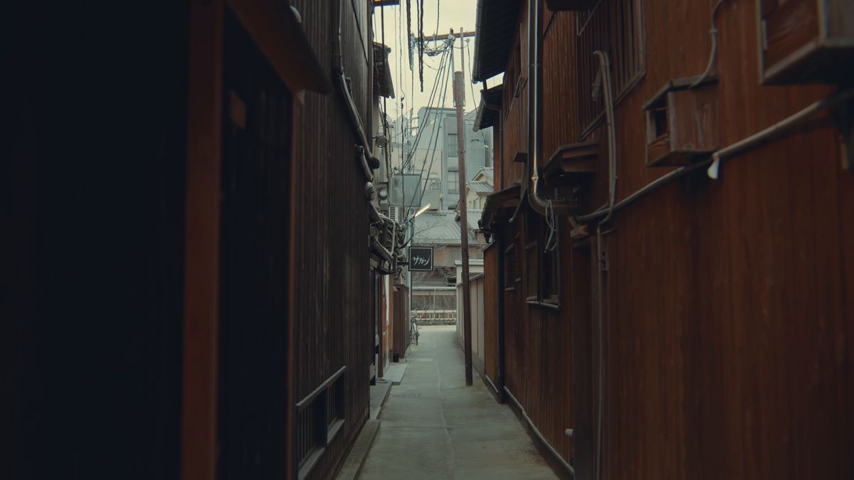 木造の家並みにはさまれた細い路地
