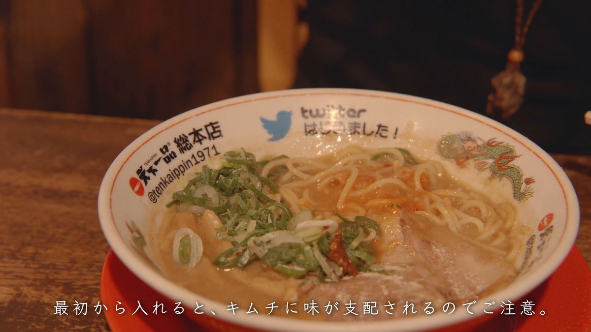 箸で持ち上げた中細のストレート麺