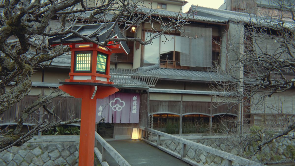 赤い灯籠と、石垣沿いの紫ののれん