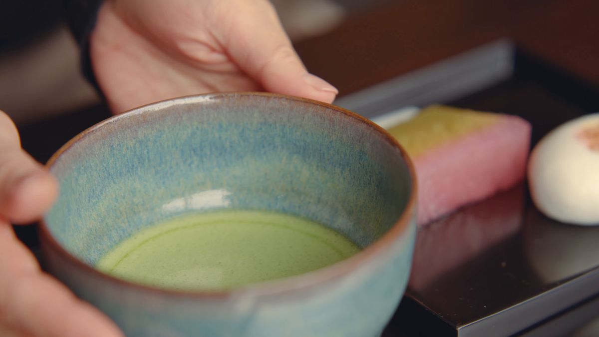 抹茶の茶碗を両手で持つ