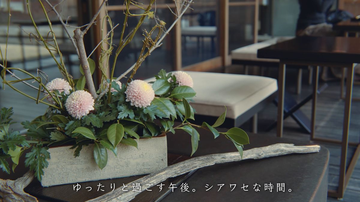 菊の生け花と、庭に面した席