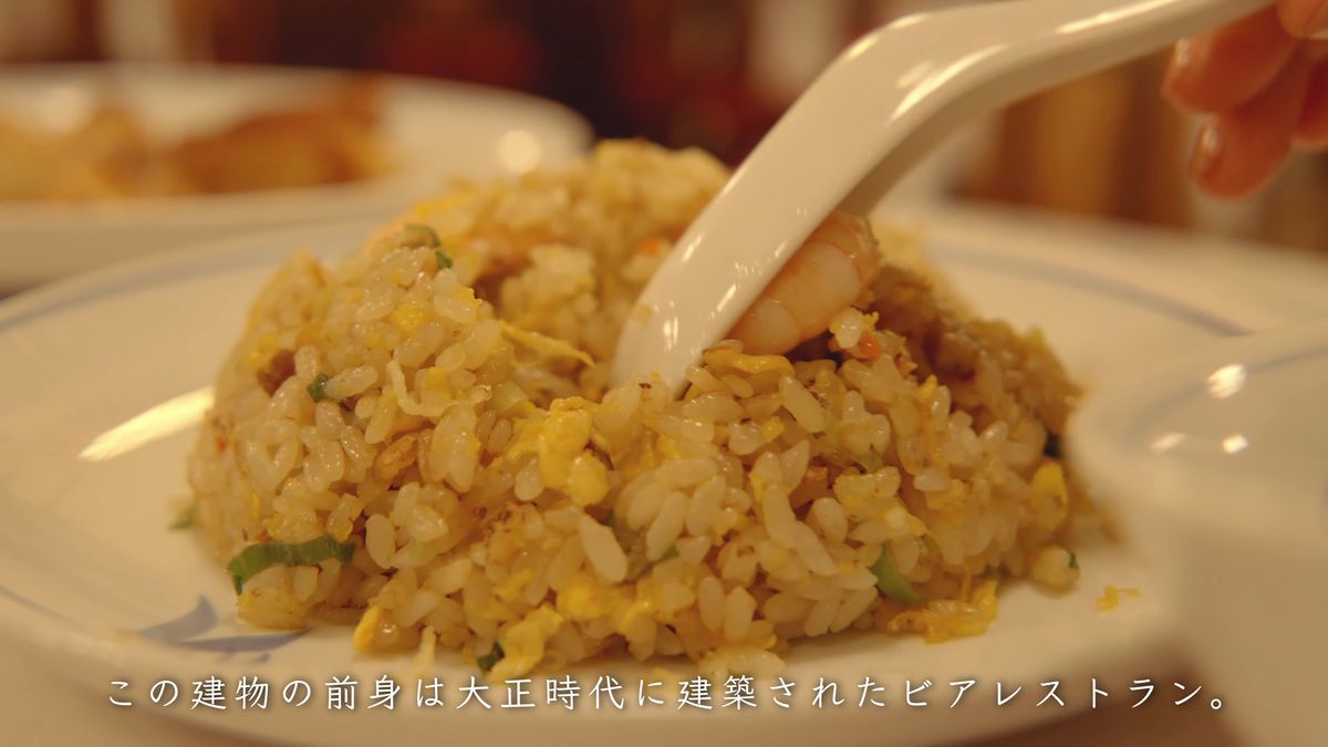 海老の入った炒飯をレンゲですくう