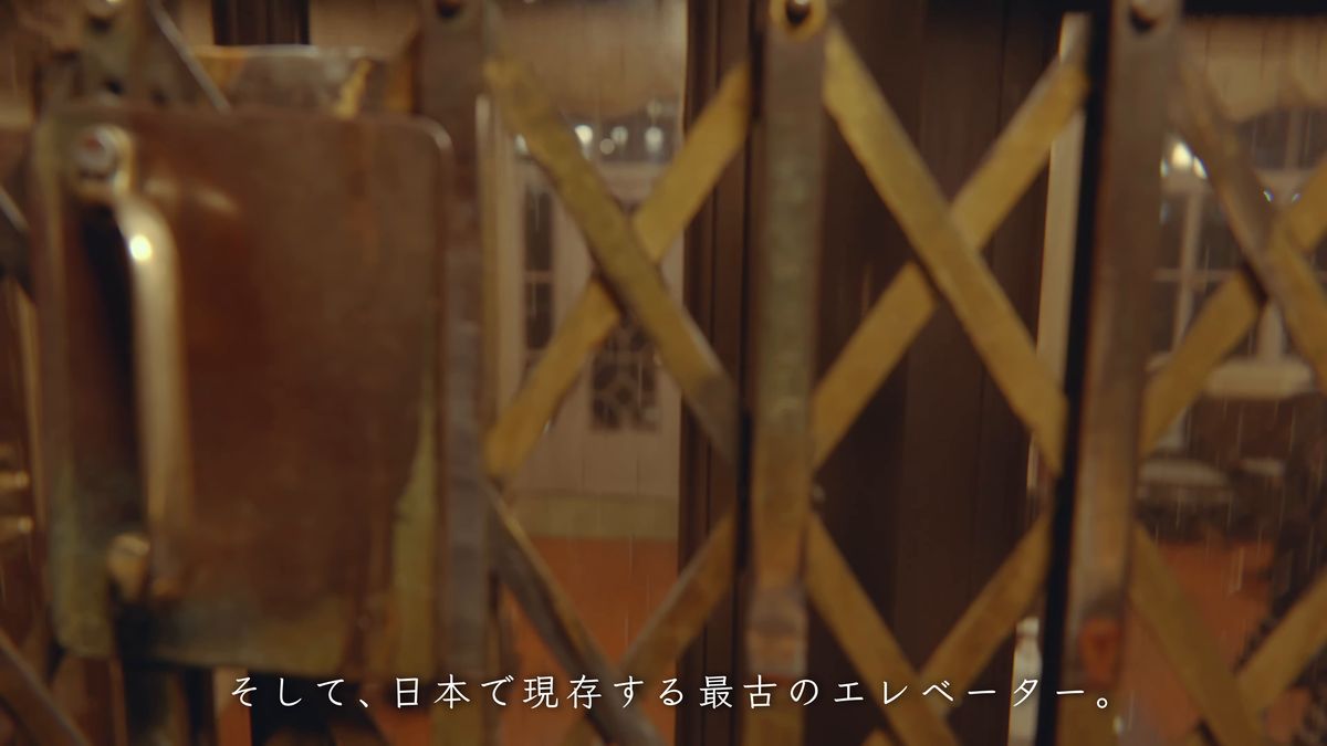 蛇腹の扉の真鍮の金具の寄り