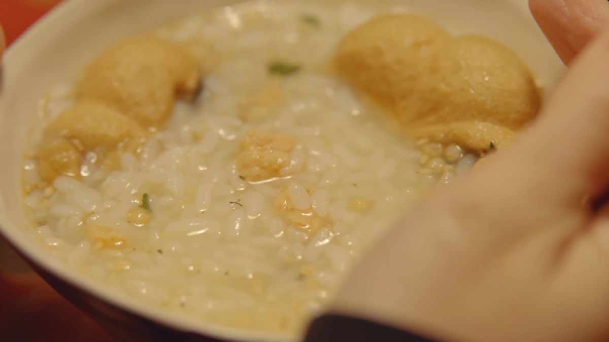 湯でほどけた最中とあられが広がる茶碗の中