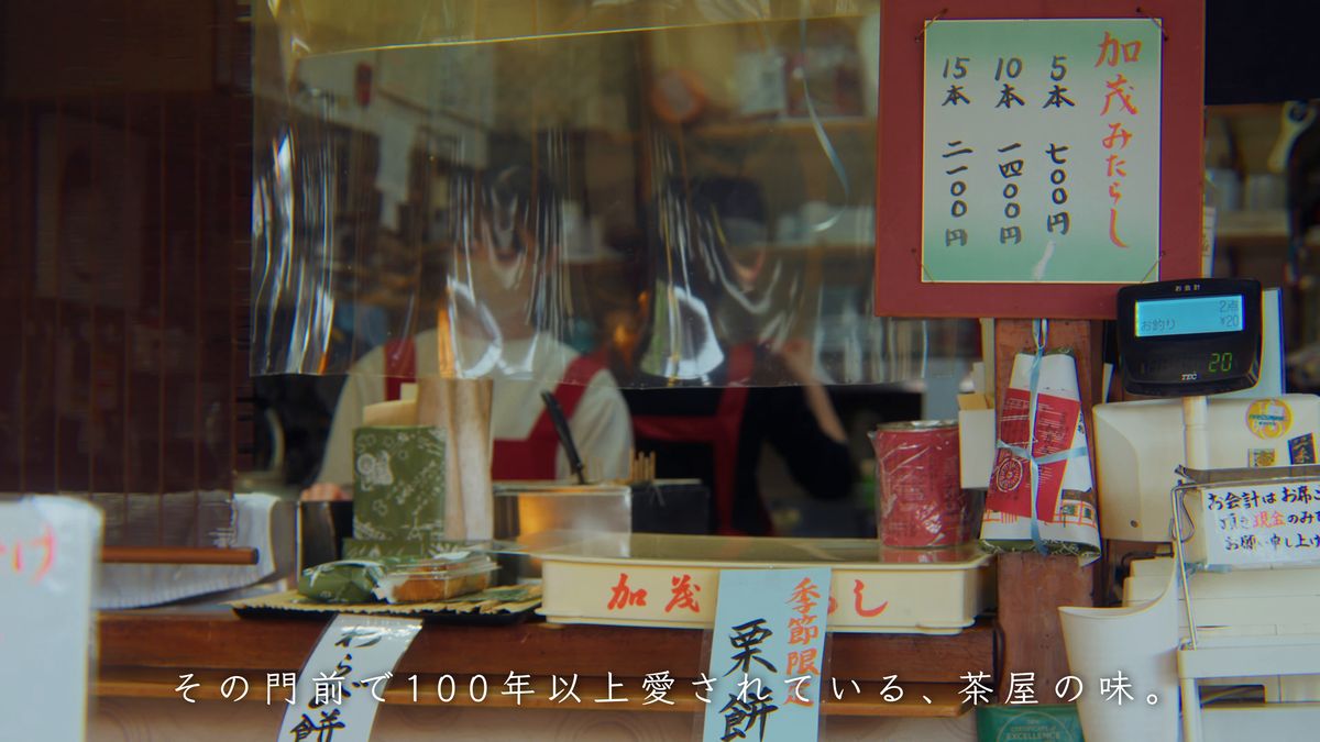 ビニールの仕切りの向こうの売り場と、品書き