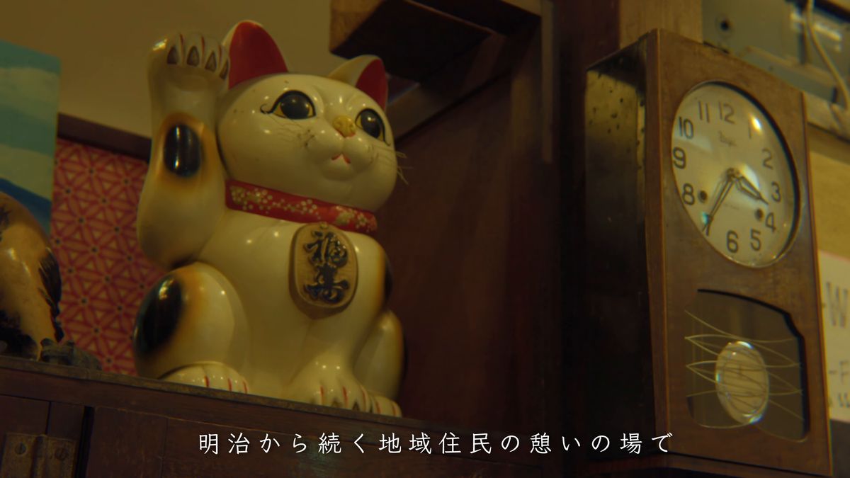 招き猫と古い振り子時計